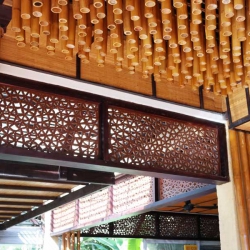 Бамбуковые стволы на потолке